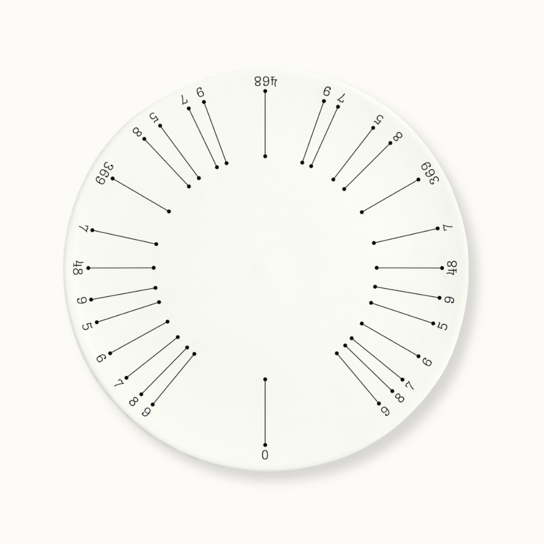 Plat Diviseur - White ceramic round cake platter with slicing guide — Modern design